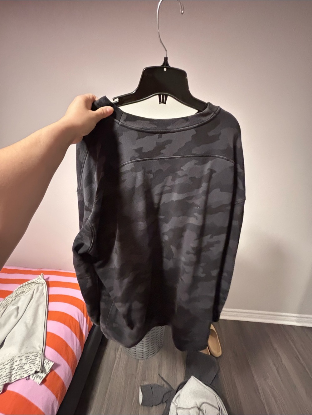 Lululemon Perfectly Oversized Crew in Heritage 365 Camo Deep Coal Multi - Picture 2 of 5